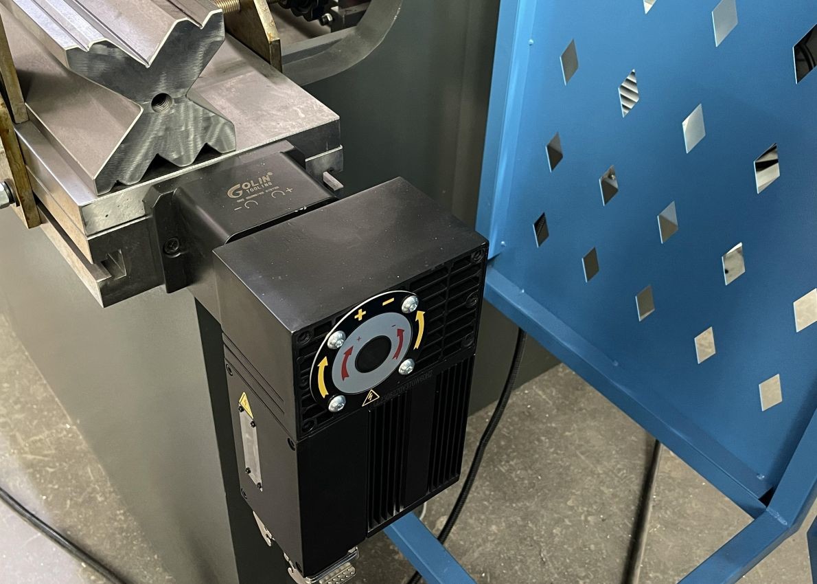 2500mm Hydraulic CNC Press Brake Metal Shelf Bending Folding Machine 160T Servo Motor