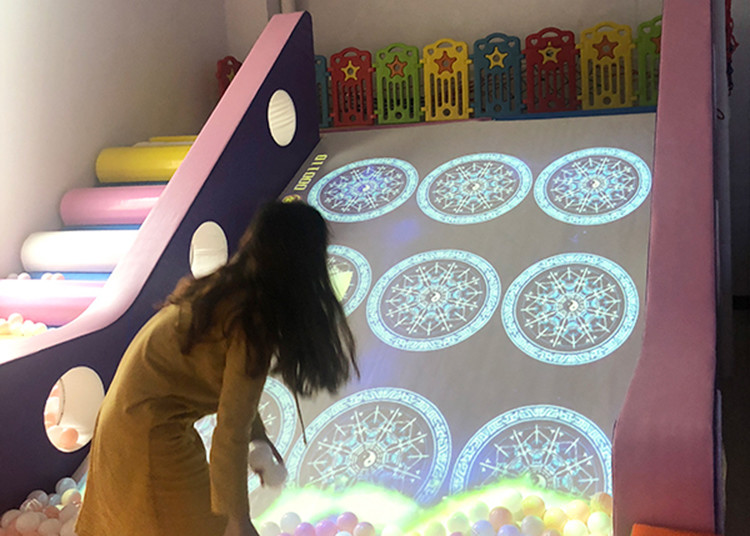 Indoor Interactive Floor Projector Slide Games Infrared Detector For Kids 3.0×2.2m
