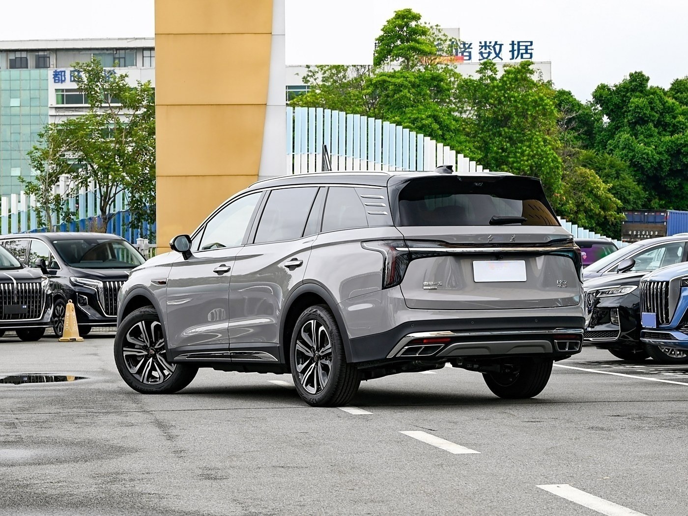 Hongqi HS7 2024 Medium Large SUV 8 Speed Automatic Manual Transmission Electric Sedan With 5 Seaters
