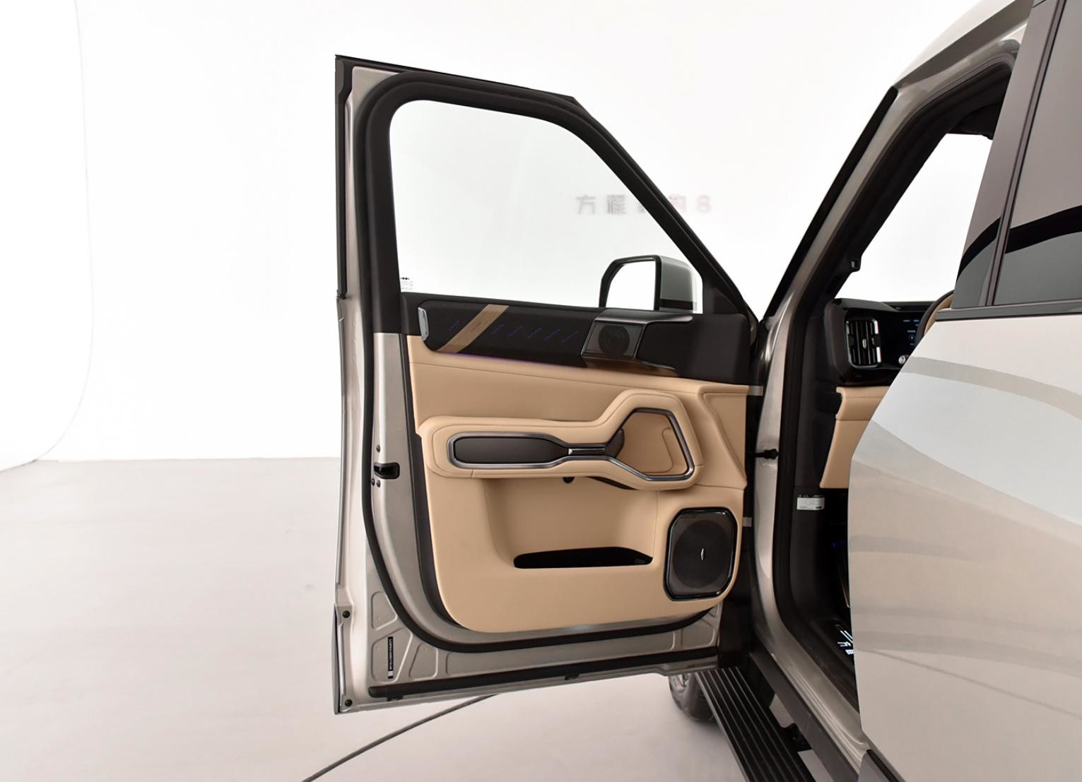 2025 Fast Charging BYD EV Car Leopard 8 with 0.27 Hours Charging Time 180 Km/h Top Speed and Automatic Transmission