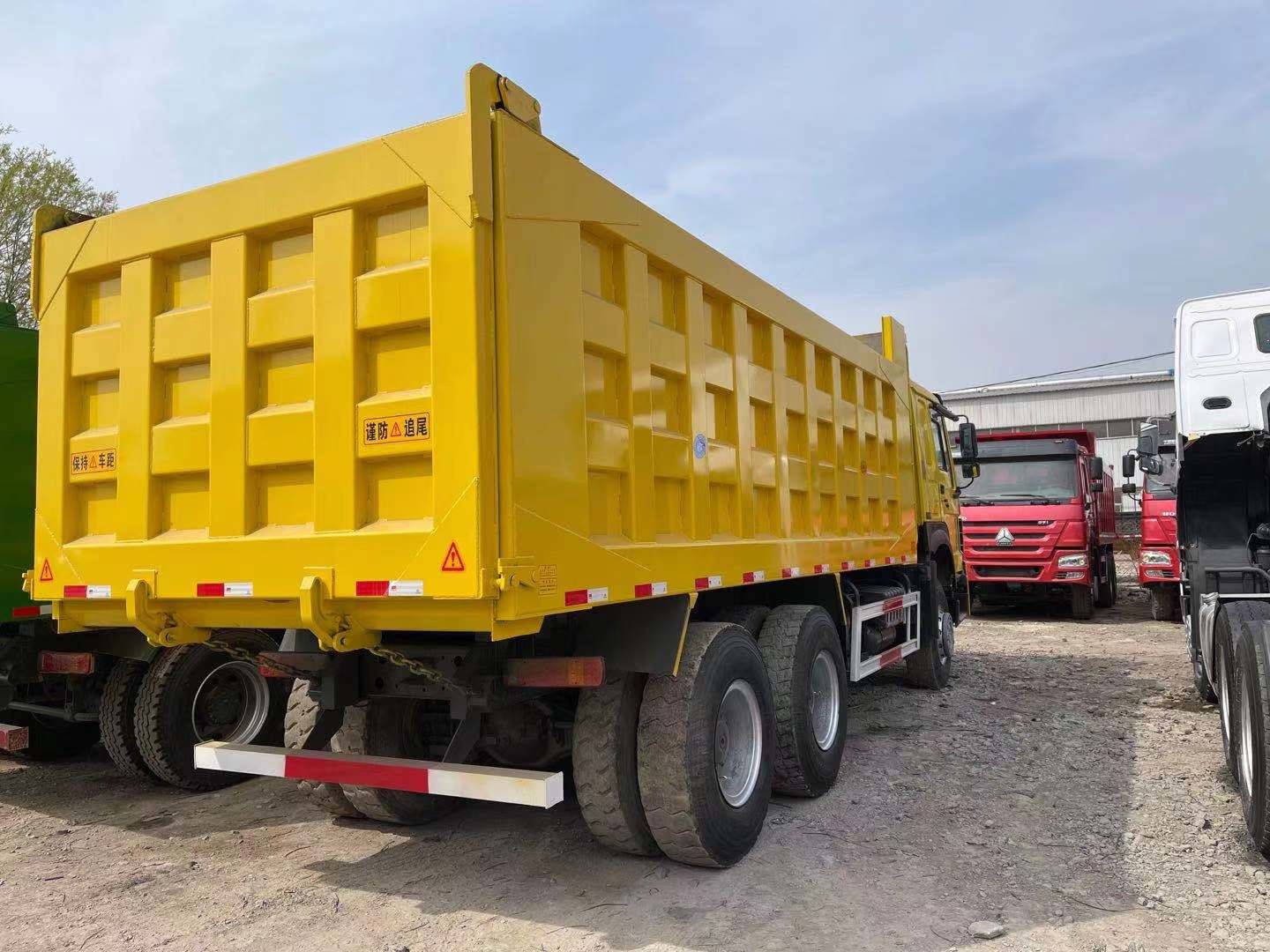 SINOTRUK Automatic Transmission Diesel Engine HOWO TRUCKS Dumpster Truck for Big Projects