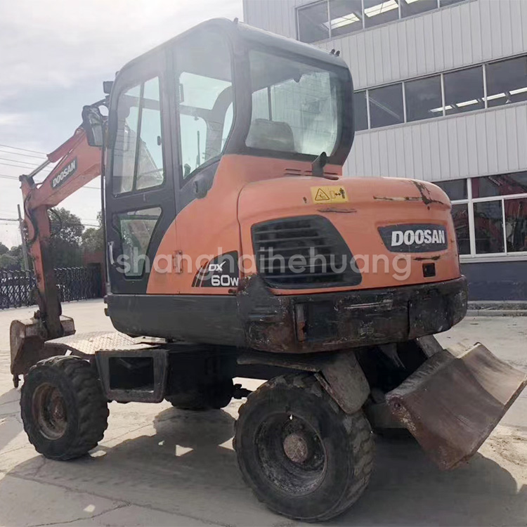 Used Construction Machinery Rubber Wheel Excavator Doosan DX60W 5700kg Machine Weight