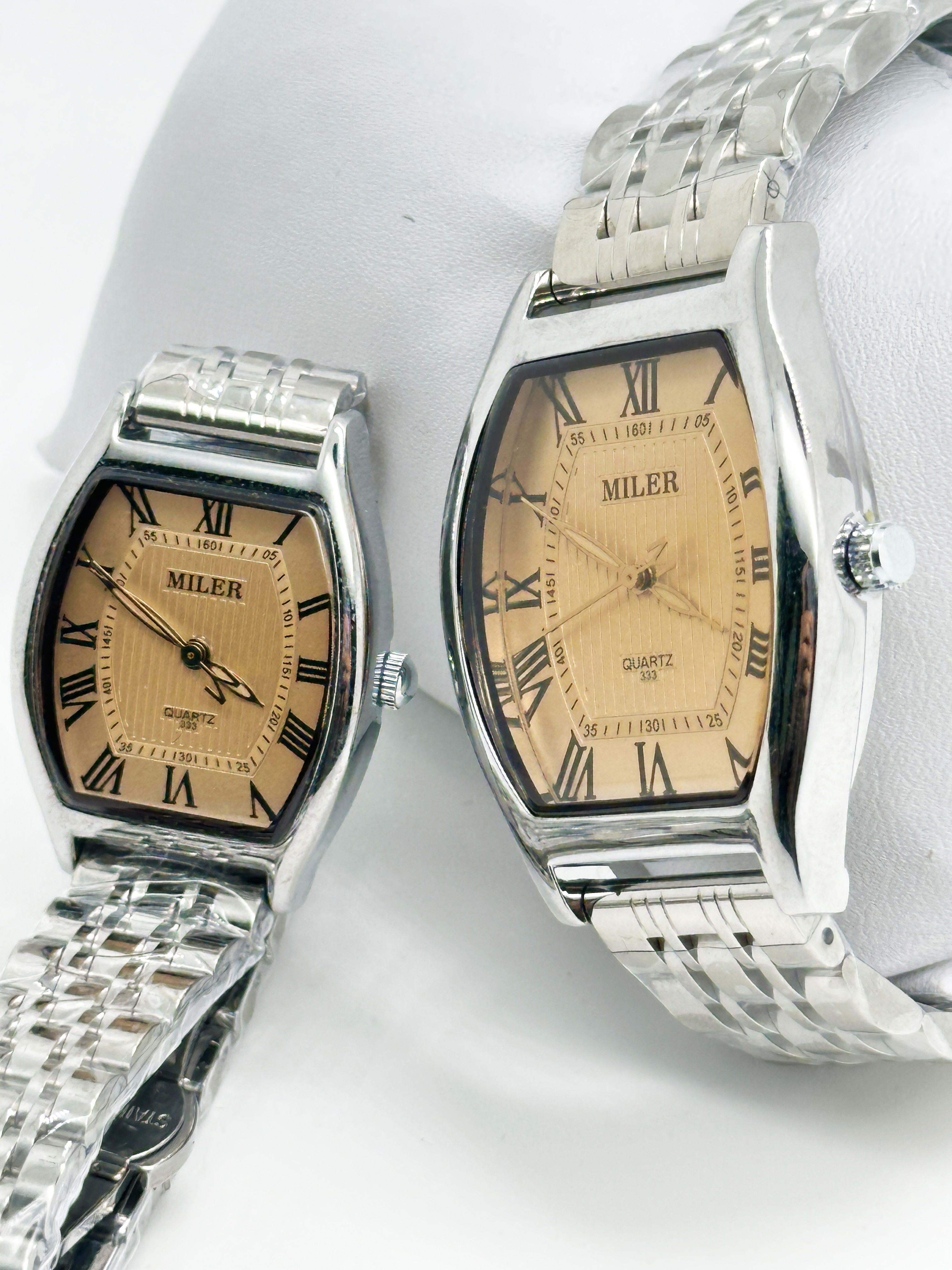 Elegant Analog Quartz Stylish Couple Watch With Stainless Steel Case And Buckle Strap