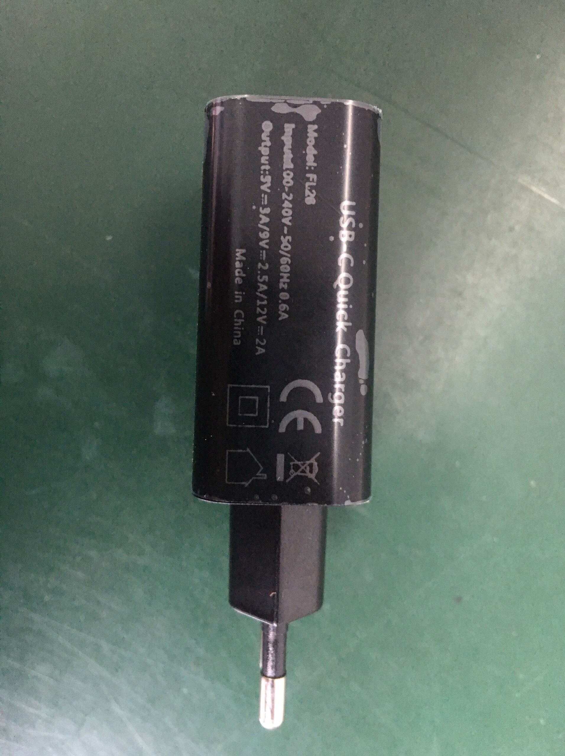 24W US PD TRAVEL CHARGER TYPE-C 28W FAST CHRGER for Macbook compatible with HUAWEI QUICK CHARGE QC3.0/QC2.0