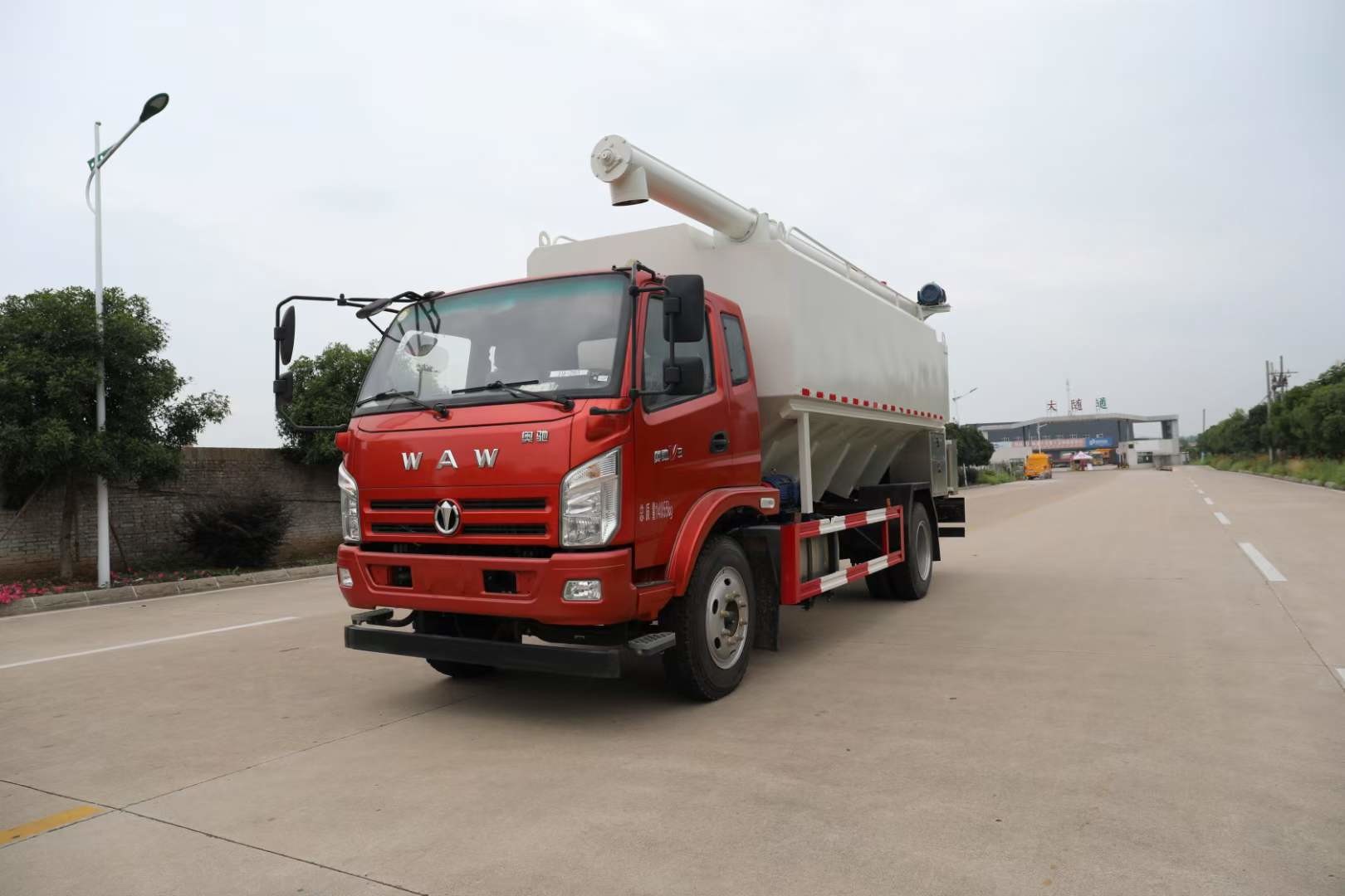 9460ml Displacement Bulk Feed Truck 9000×2450×3800 Mm Tyre 7.00-16