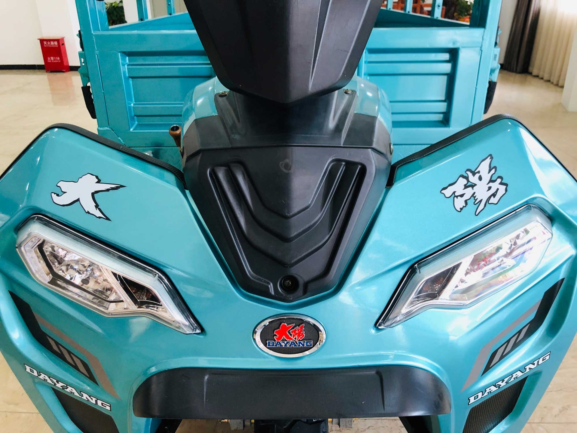 250CC Gasoline Motorized Cargo Tricycle with Big Load Capacity and Stability