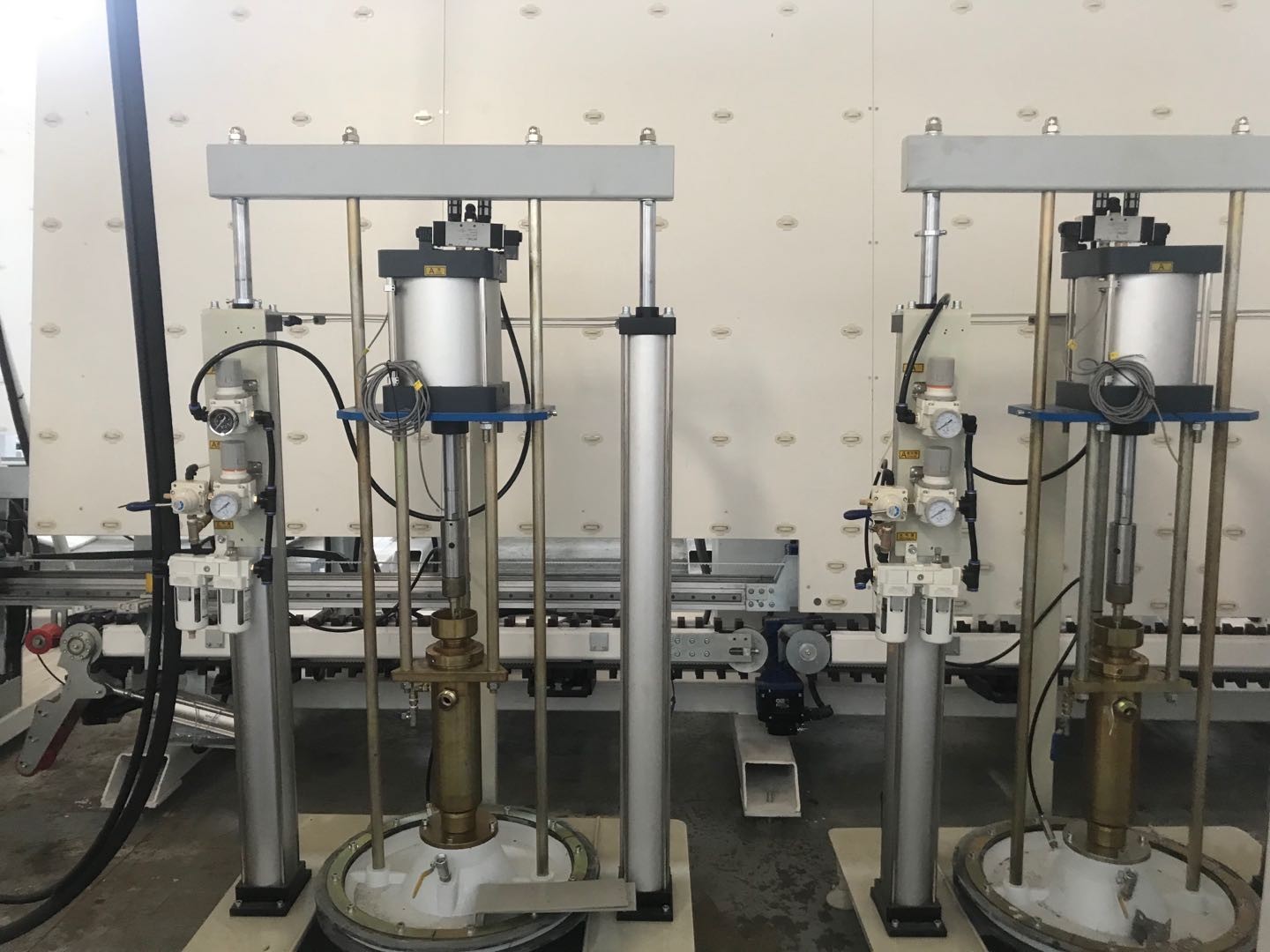 40m/min Sealing Robot Sealant Extruder For Shape Stepped Glass