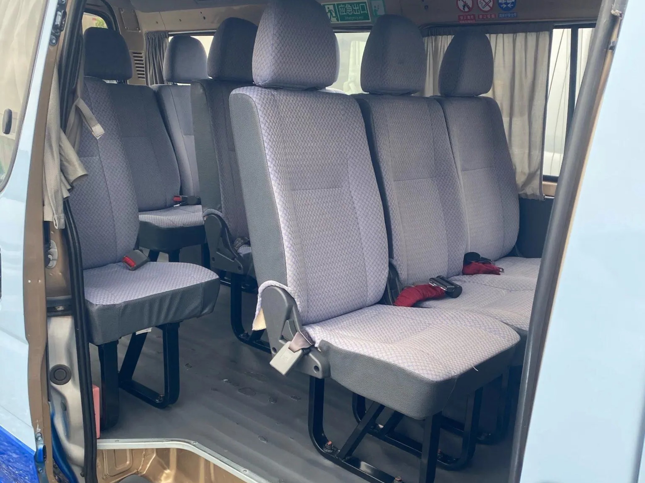 Used 12 Seater Minibus White And Blue Color 11 Seats Golden Dragon Hiace XML6532 Gasoline Engine LHD