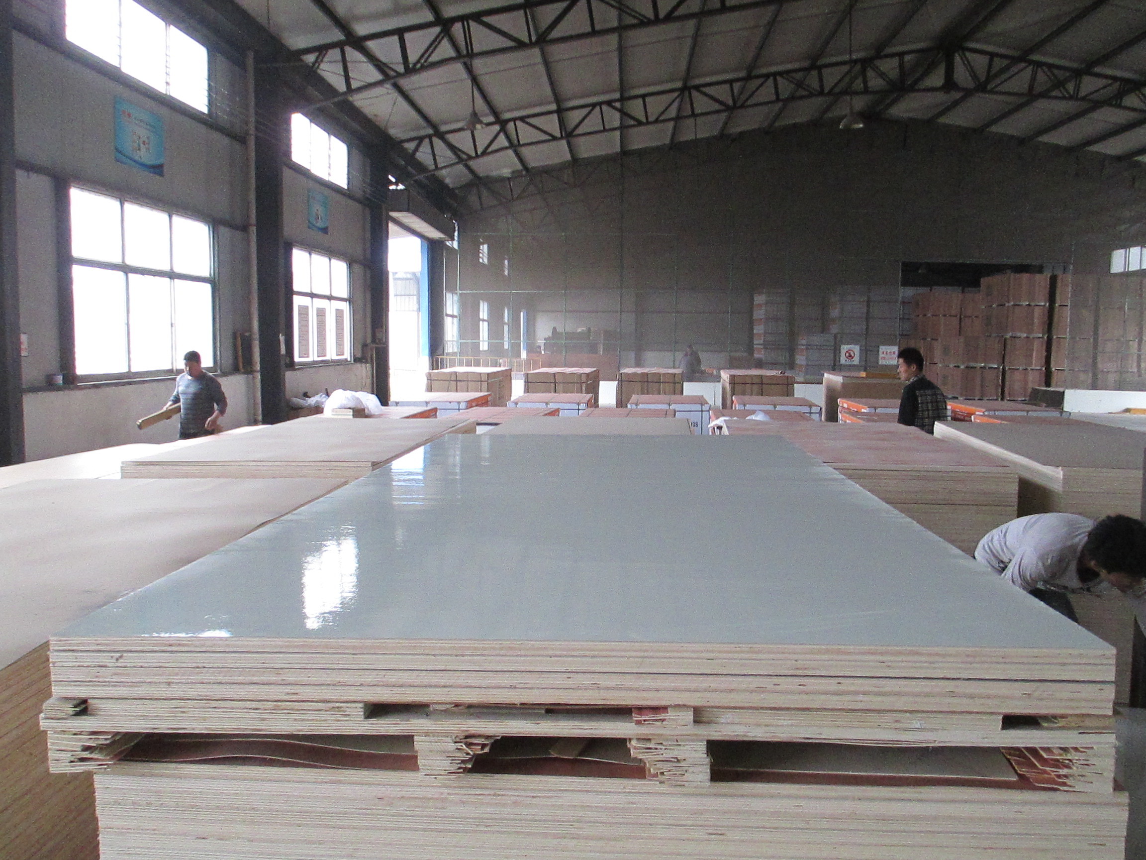 First-Class Grade and E1 Formaldehyde Emission Standards white HPL faced plywood sheet