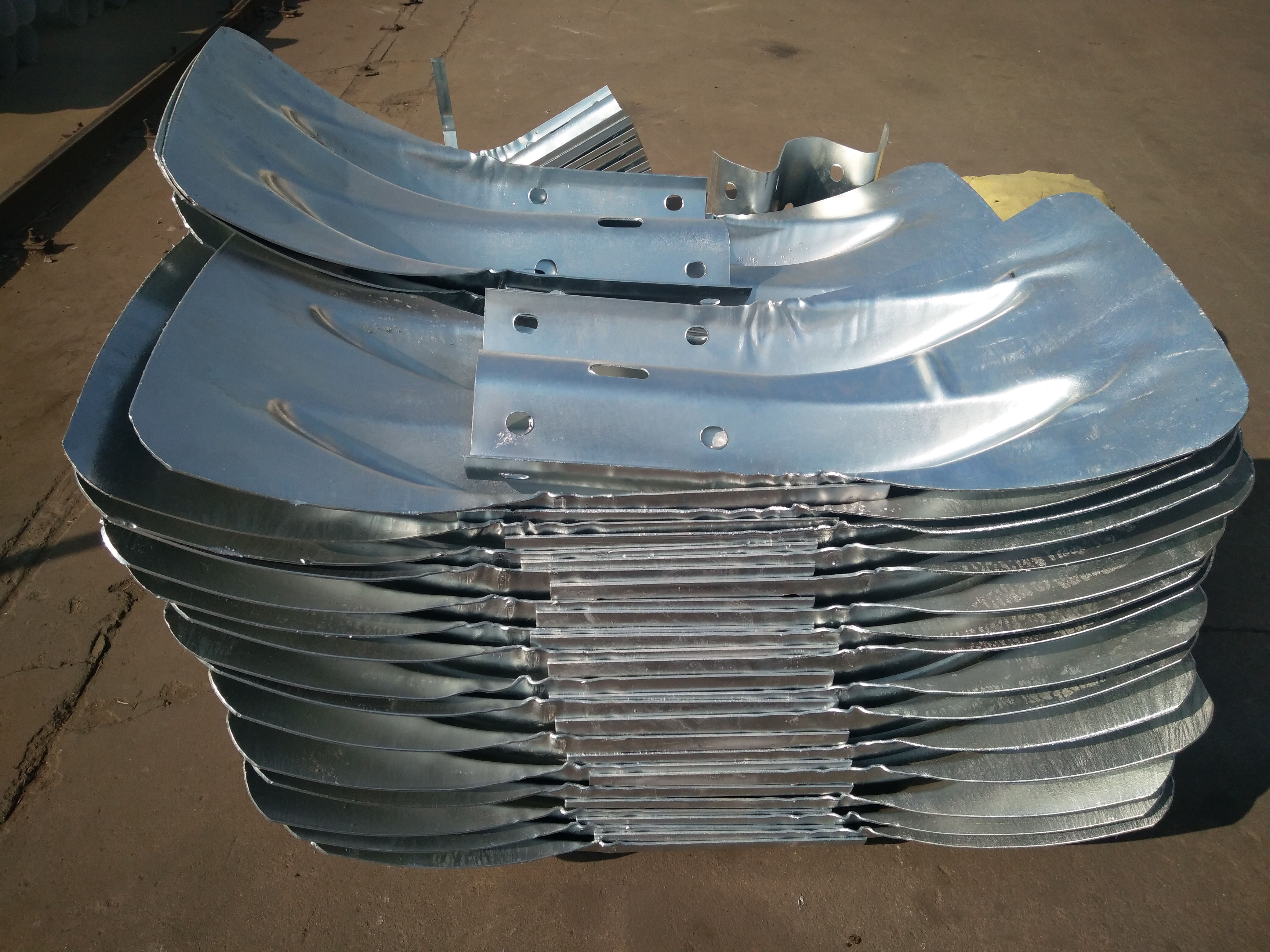 Q235 Q345 Galvanized Steel Highway Guardrail Fishtail End for Customized Projects