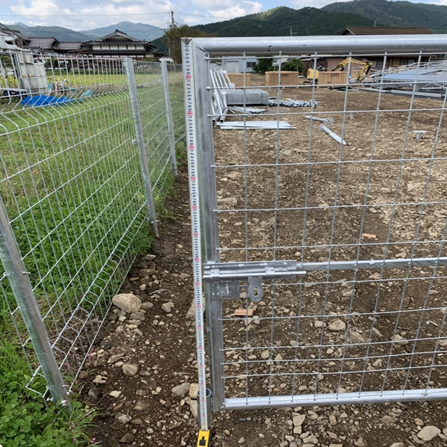 Steel Mesh Fence Panels Galvanized Customized Protect Equipment On Site