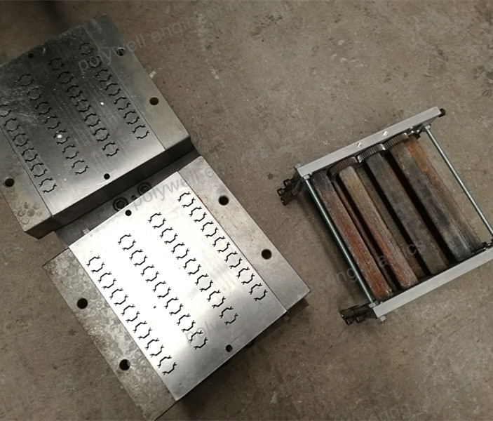Plastic Moulding Dies Used On Single Screw Machine For Heat Insulation Strips Production