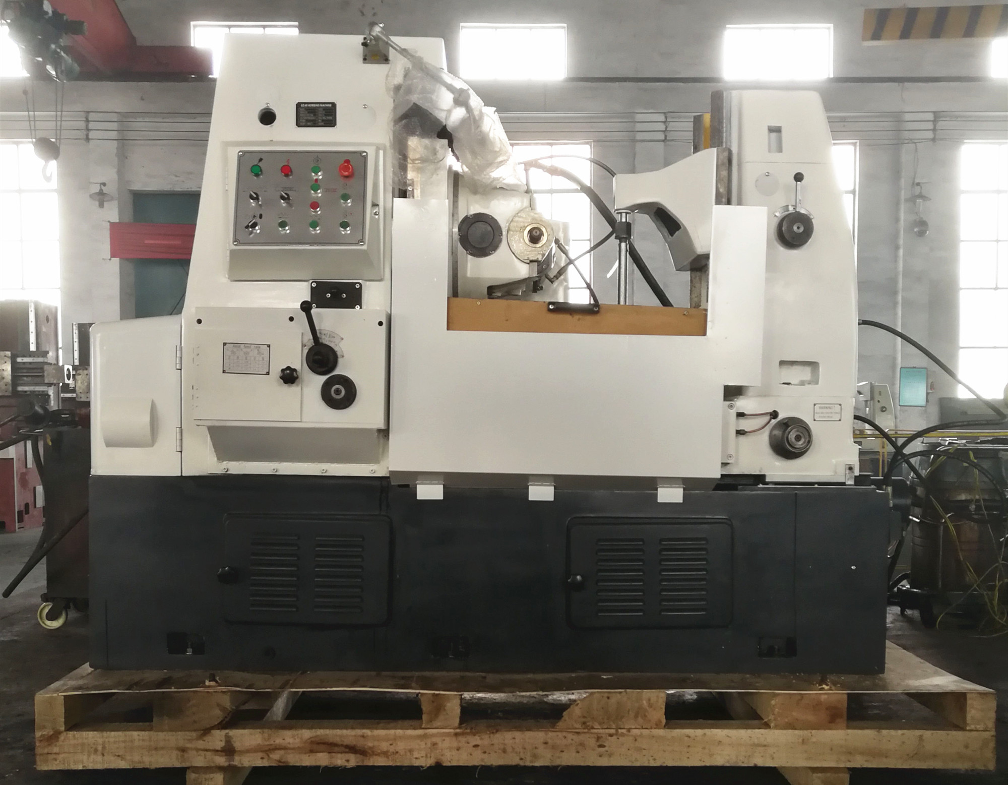 Spur Straight Horizontal Gear Hobbing Machine KND Or As Requirement CNC Control