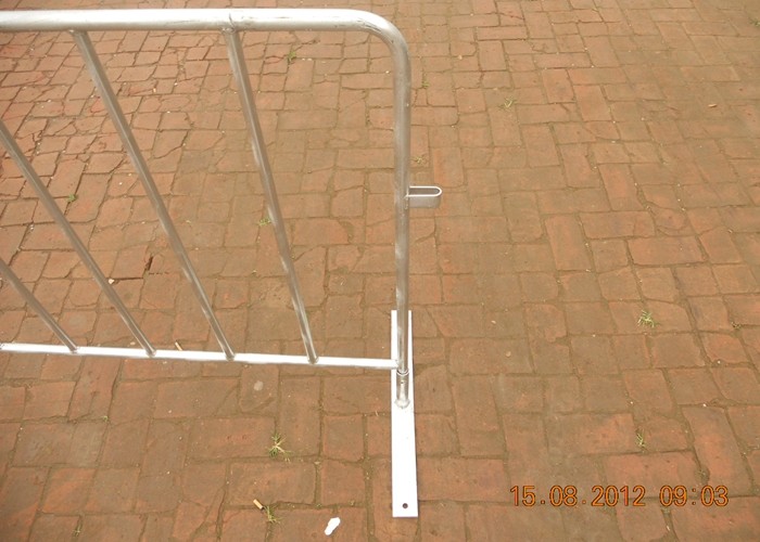 Hot Dipped Galvanized Crowd Control Barriers Silver Color With Bridge Type Foot