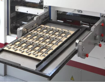 7000s/H Speed Automatic Die Cutting Machine 600T Carton Box Corrugated Embossing