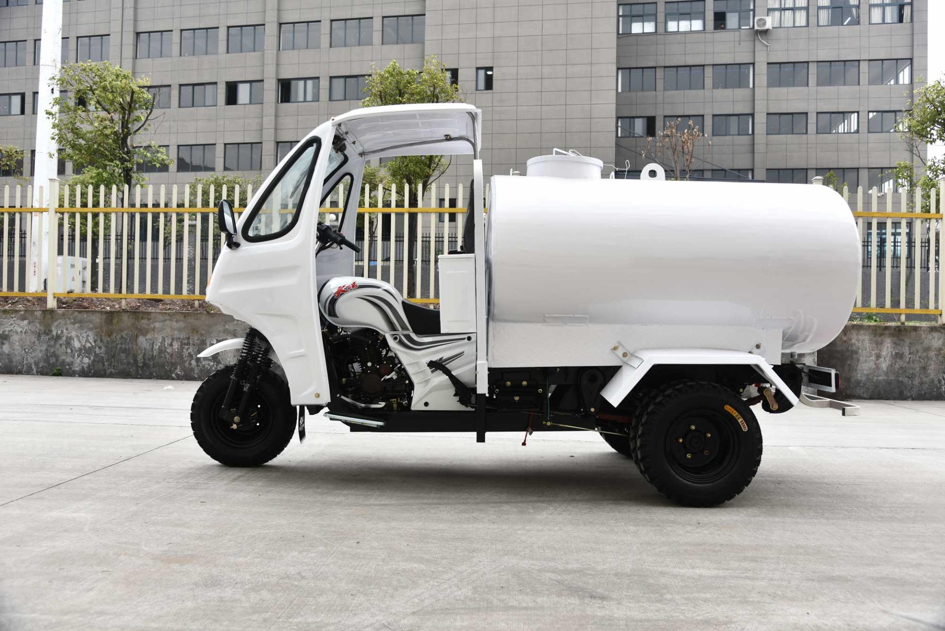 200-250cc Water Tank Truck Multi-Function Sprinkler Tricycle from Original Approved