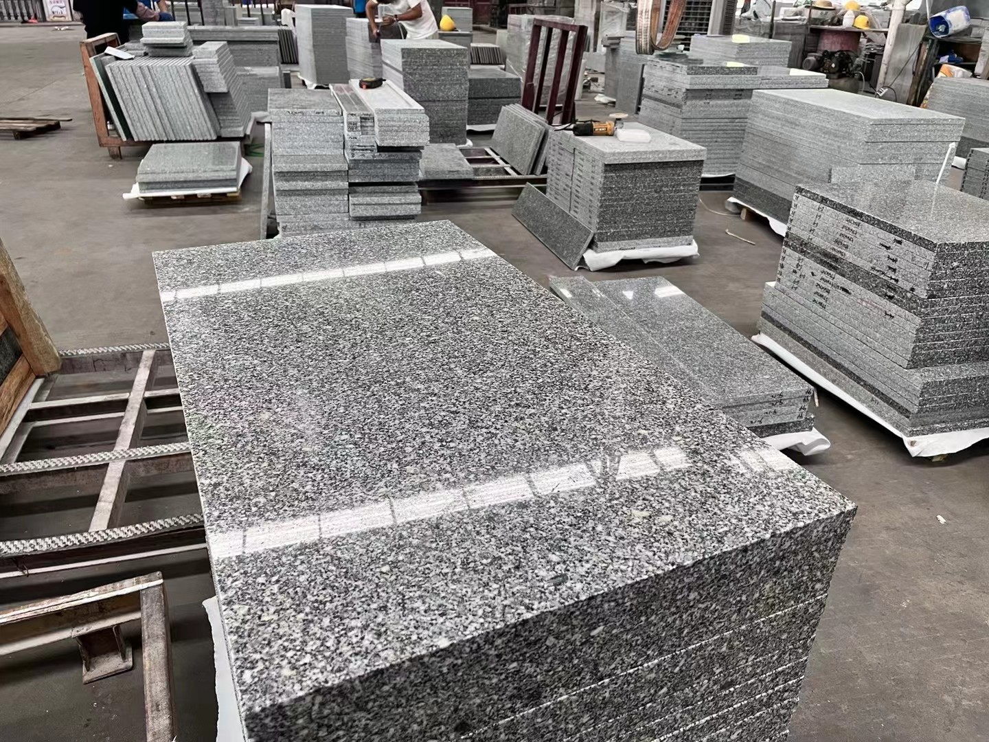 Beveled G623 Granite Stone Slabs Natural Black Granite Table Top Slab