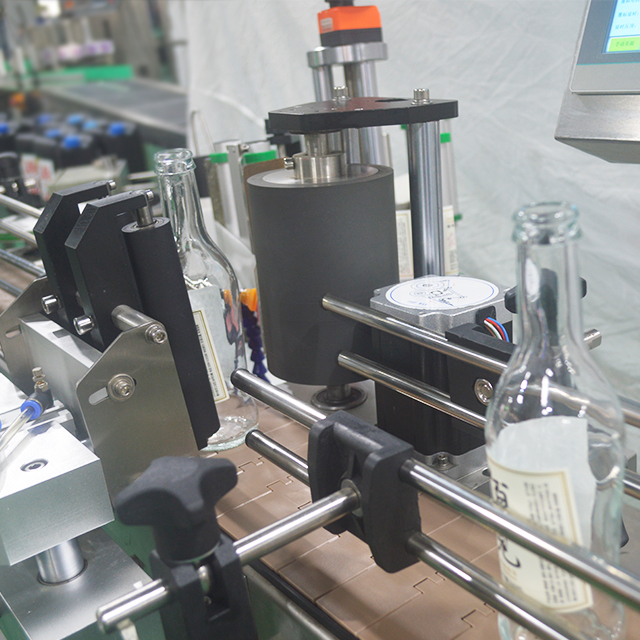 State-of-the-art Round Bottle Labeling Machine with 10-100 Bottles/min Labeling Speed