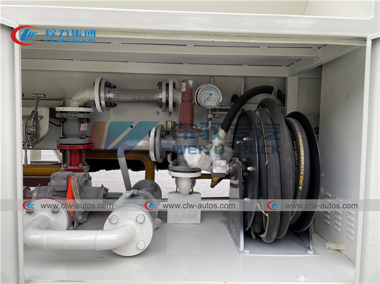 Right Hand Drive 5 Tons 7 Tons LPG Gas Refueler Truck