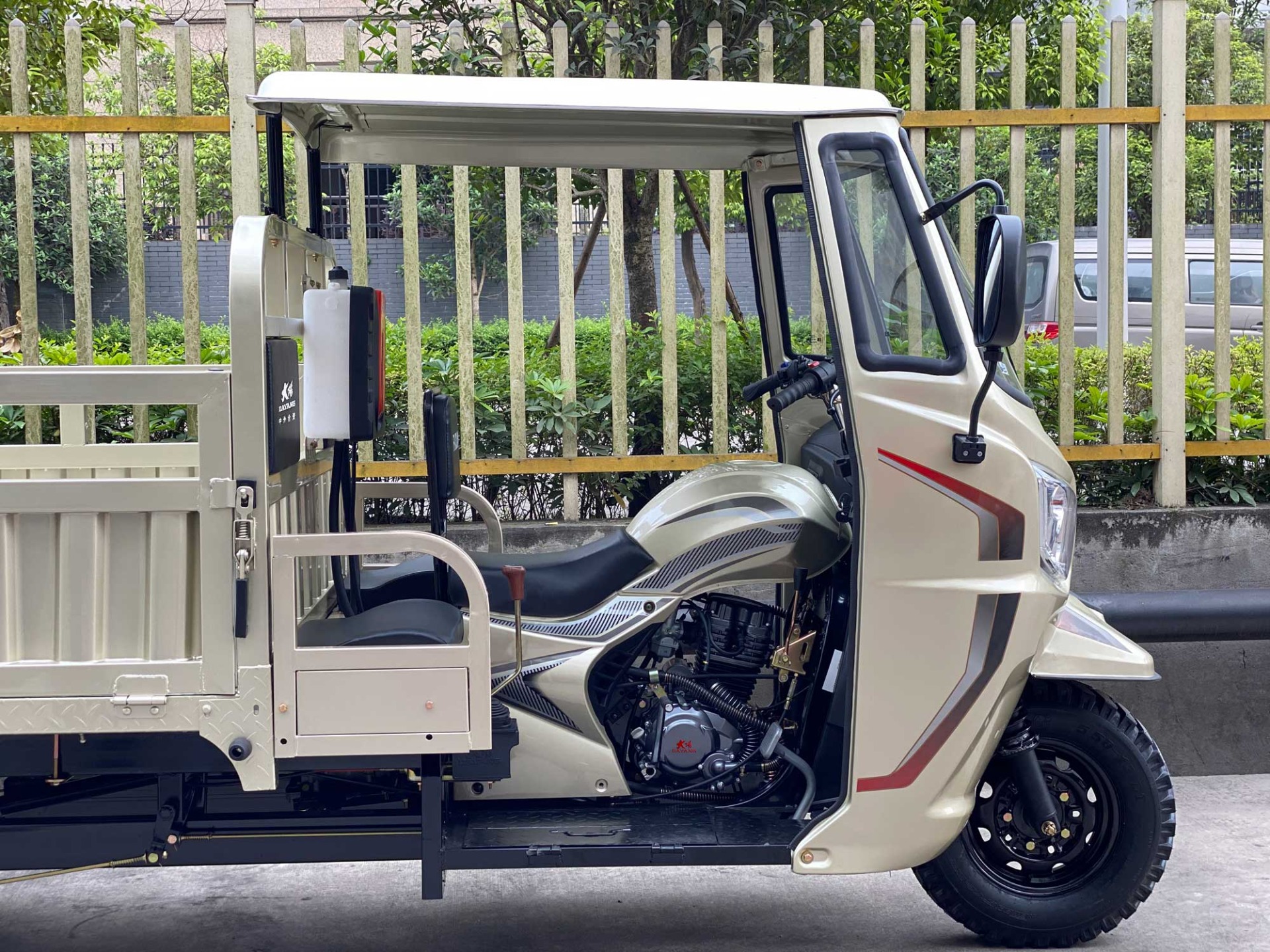 Front Drum Rear Drum Brake System 300cc Motor Tricycle Petrol Cabin for Manufacture