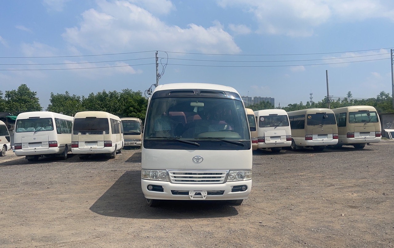 30 Seats LHD Driving Bus with 4104ml Displacement and Diesel Fuel to Meet Your Needs