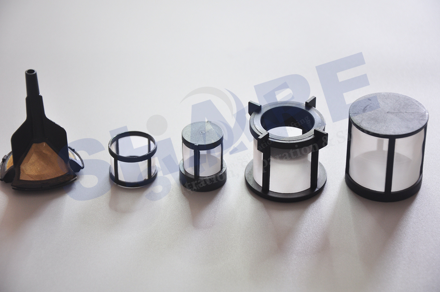 Molded Filtration Devices With Integrated Mesh Inserts