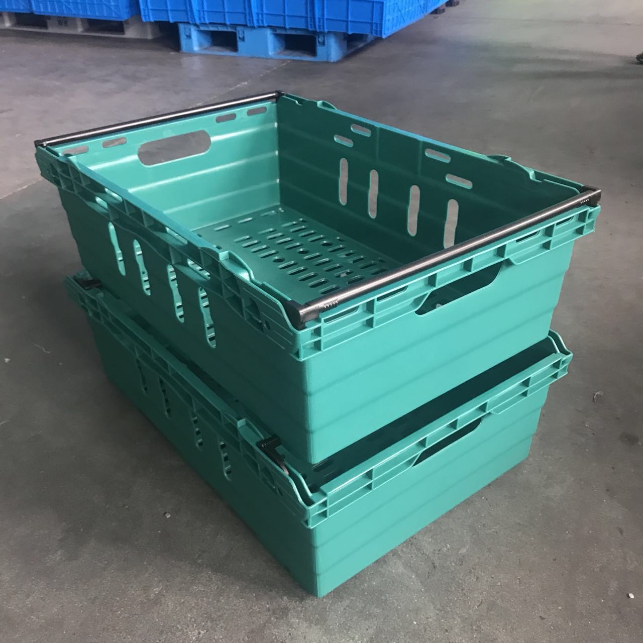 Perforated Sides Nestable Bale Arm Crate Trays Containers With Stacking Bars 590 * 400 *192