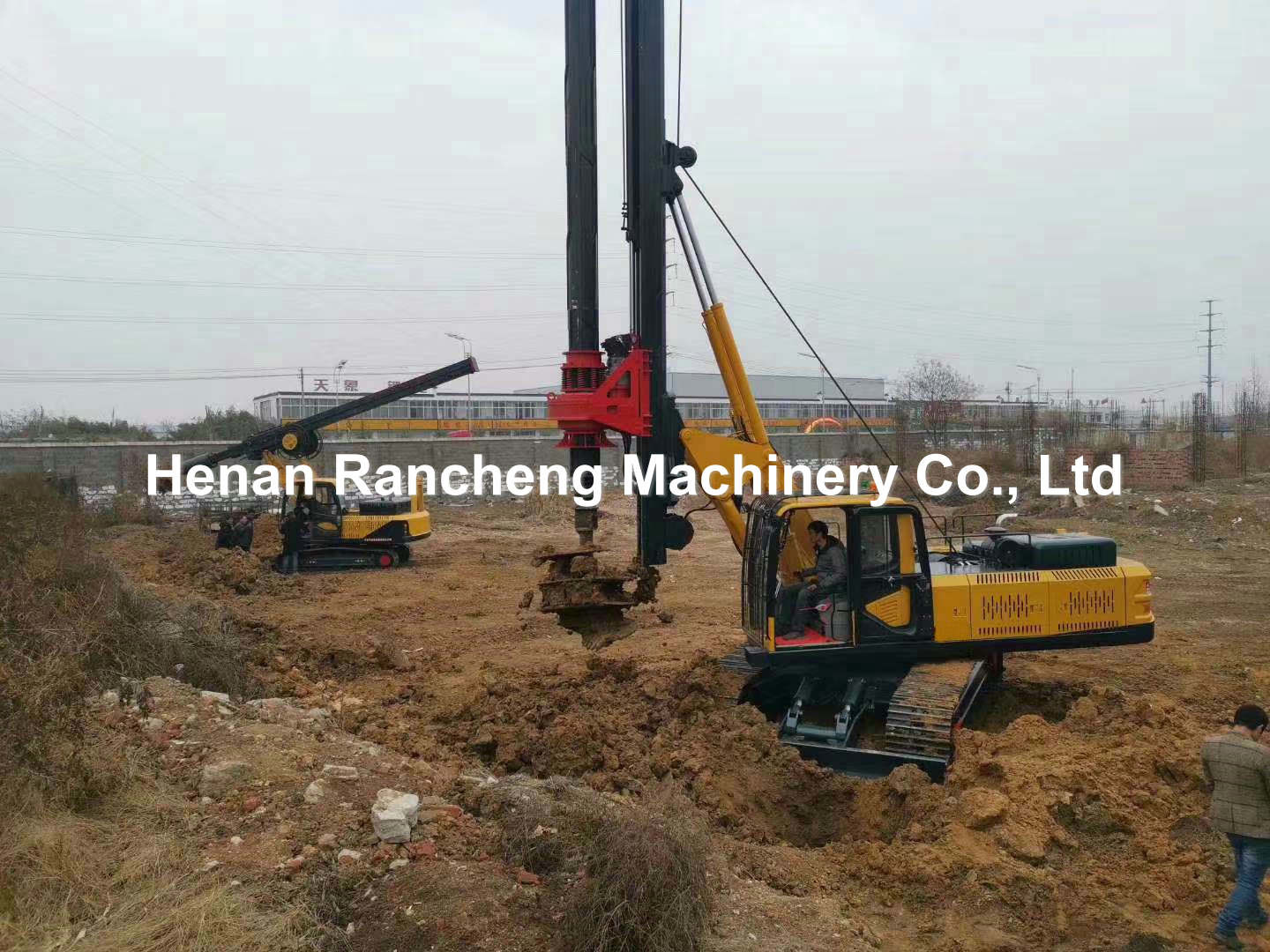 35m Depth Crawler Mounted Rotary Water Well Drilling Rig 154KW Engine Power