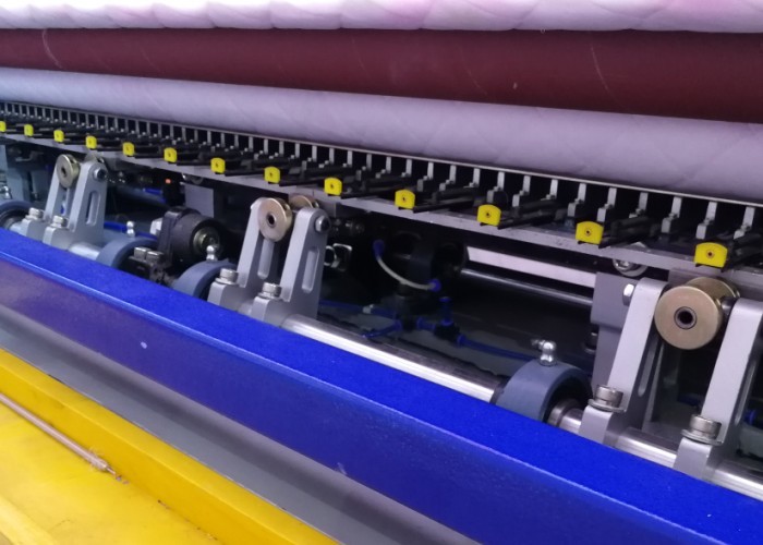 Automatic Refueling 128 Inch 1200RPM Multineedle Quilting Machine