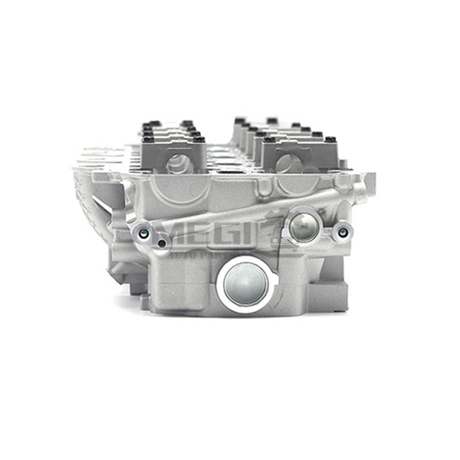 MITSUBISHI 1005B453 1005A560 Car Cylinder Head 1005B452