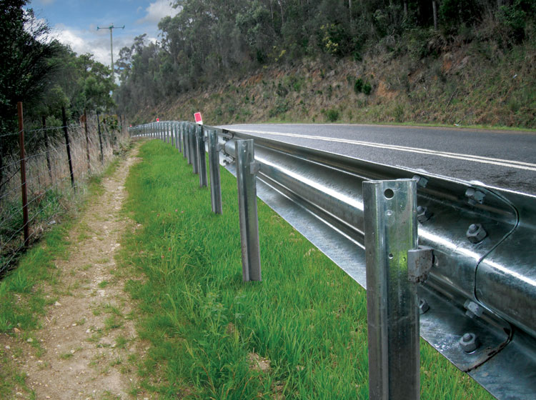 Highway Road Vehicle Barrier Galvanized Powder Coated Thrie Beam W Beam Guardrail