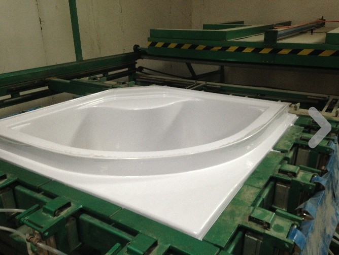 China acrylic bathtub vacuum forming machine