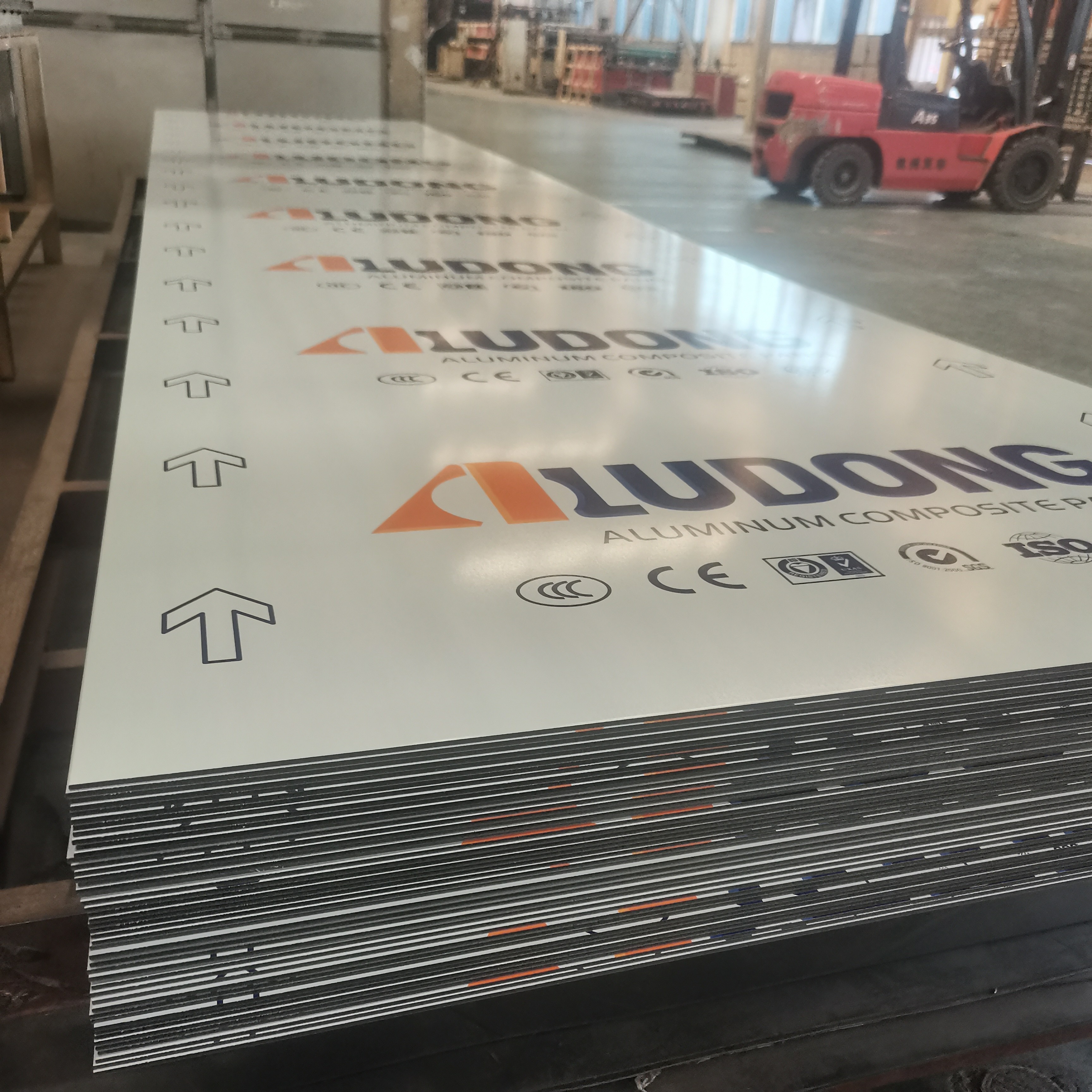 Nano-PVDF coating,with self-cleaning nanometer paint on the normal PVDF coating,is used to protect the surface from pol