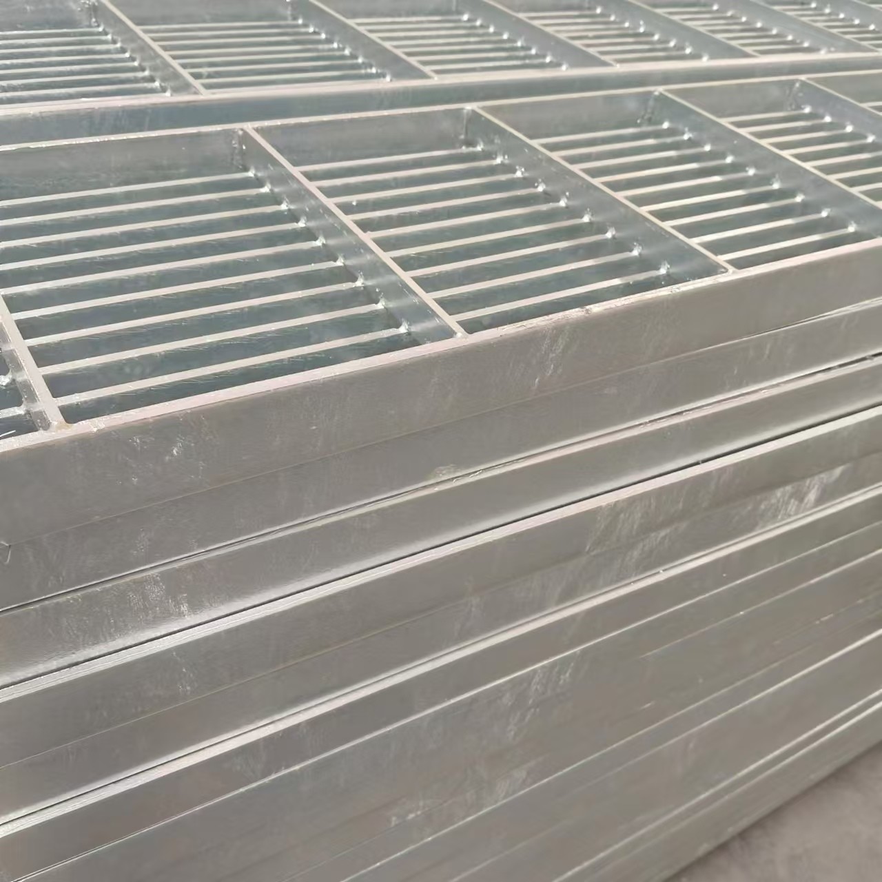 Corrosion-Resistant Hot-Dip Galvanized Steel Grating Protective Ventilation Surface Chinese Style Design