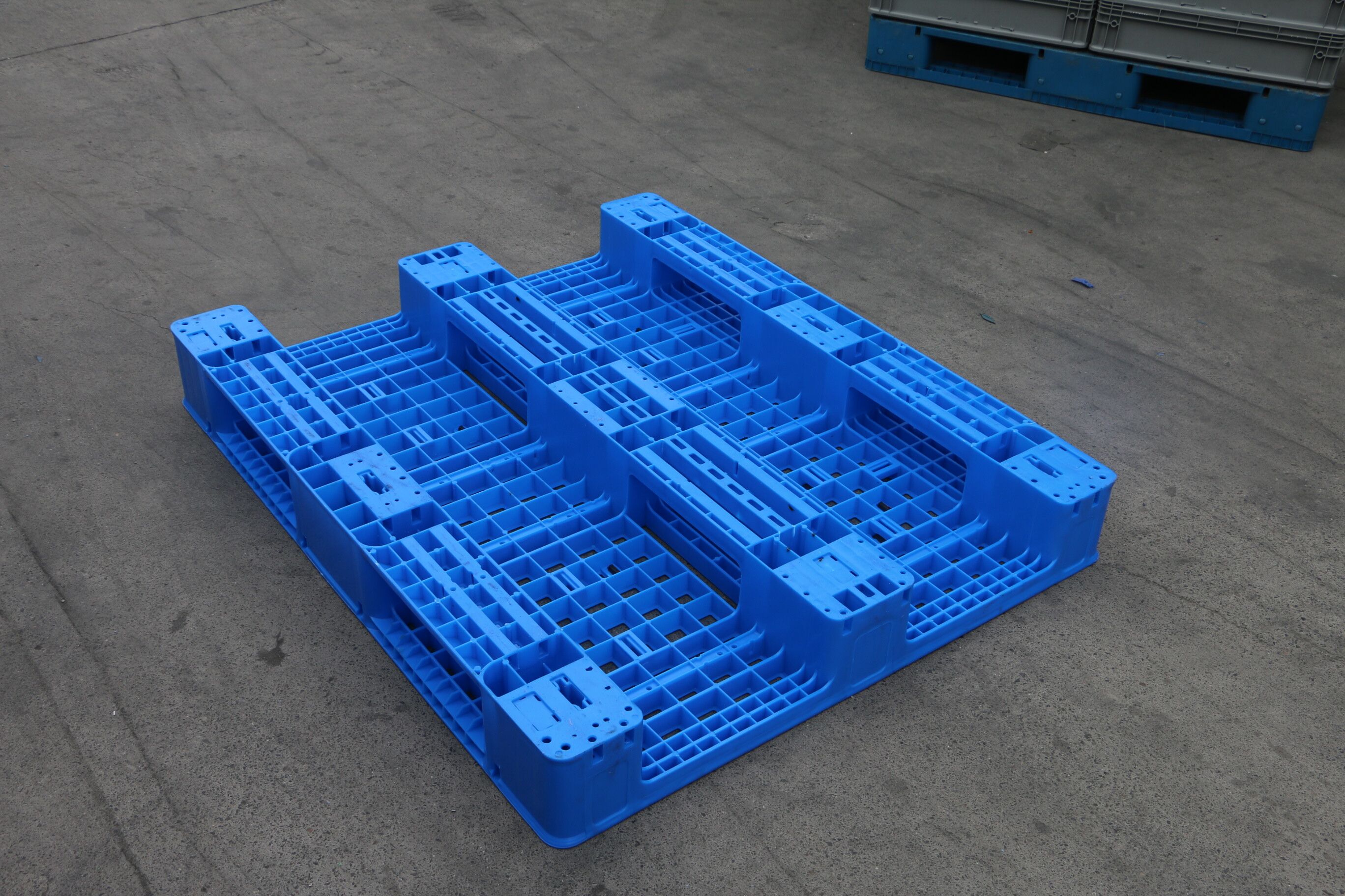 Light plastic pallet manufacturer for transportation and storage