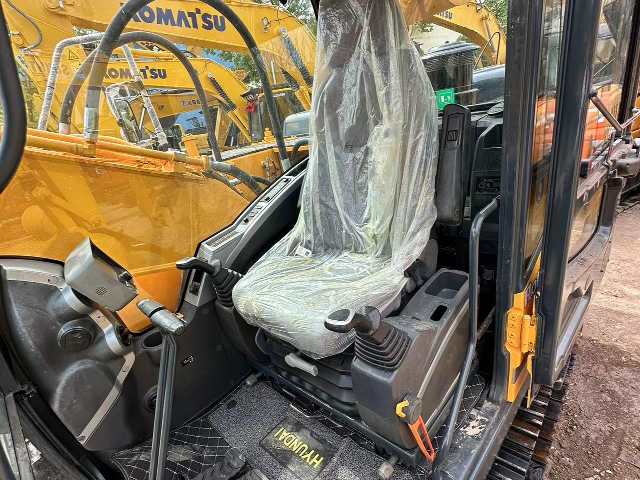 Hyundai R220-9S Excavator Cab