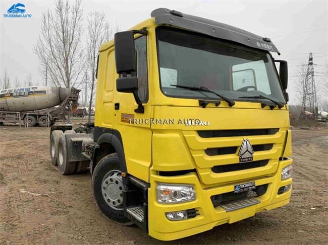 Sinotruck Used Tractor Trucks 10 Wheel 50 Tons 2014 Year With Short Mileage