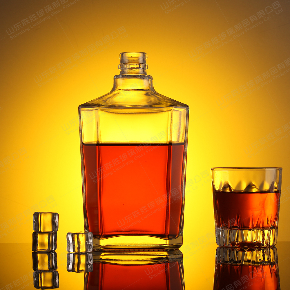 Yuncheng 500ml Miniature Glass Bottles for Whisky Liquor Healthy Lead-free Material