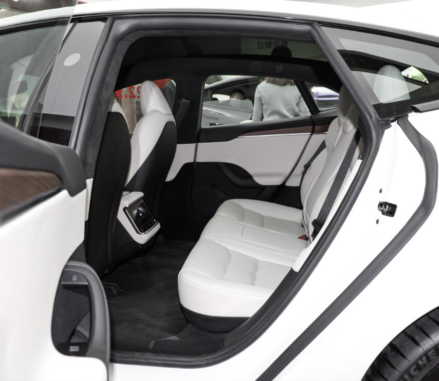 Fantastic Tesla New Model S Double Motors 493KW All-Wheel-Drive Version 715KM Range