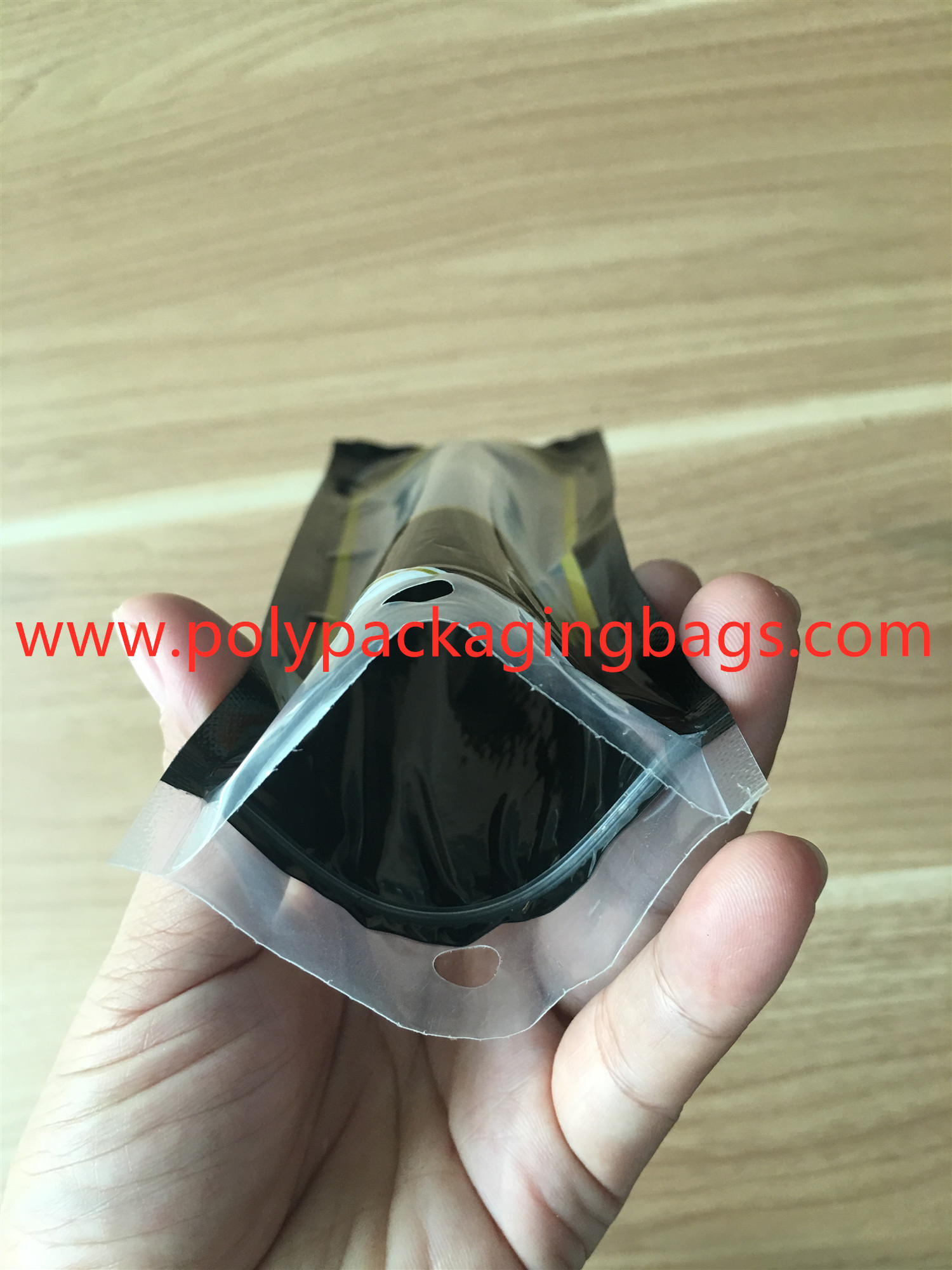 Moisturizing and fresh-keeping zipper bag for a cigar