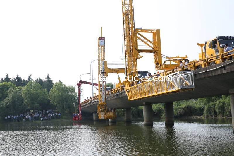 Bridge inspection vehicle platform bridge maintenance truck full range of movement
