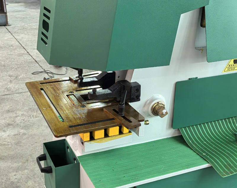 Multifunctional Q35Y-20 Ironworker Machine Hydraulic Punching Shearing Notching Bending Machine