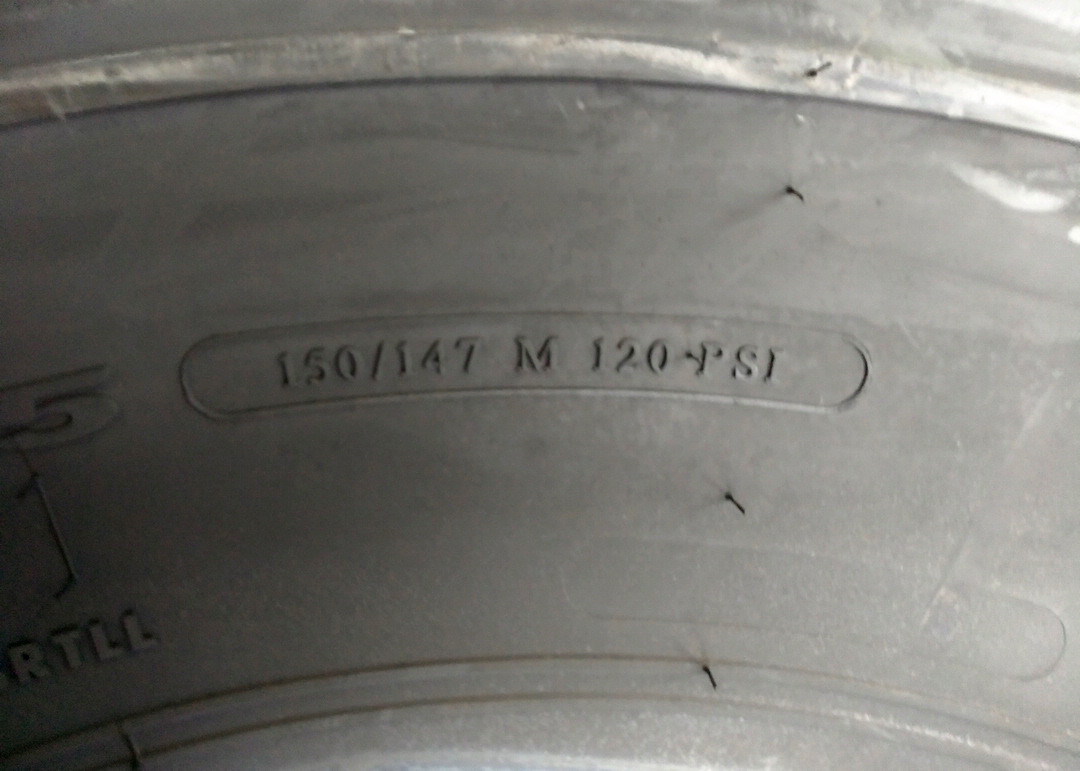 Stone Ejection Design Highway Truck Tires 12R22.5 With Four Straight Grooves