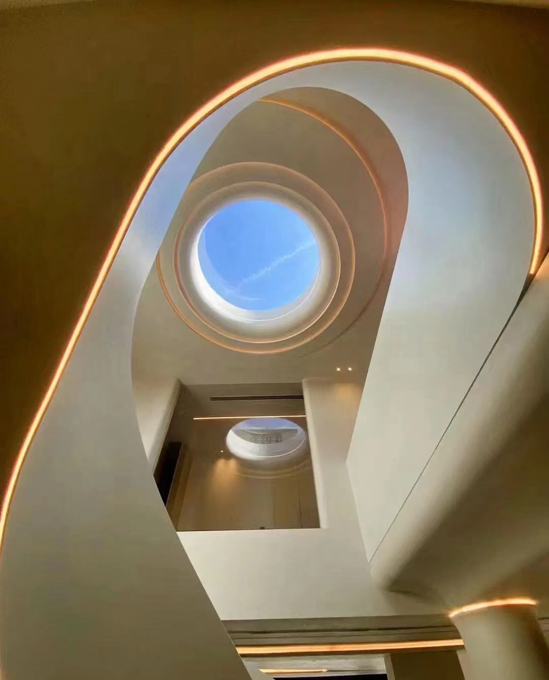 Smart-Controlled Round Artificial Sunlight Panels Enhance Your Indoor Ambiance
