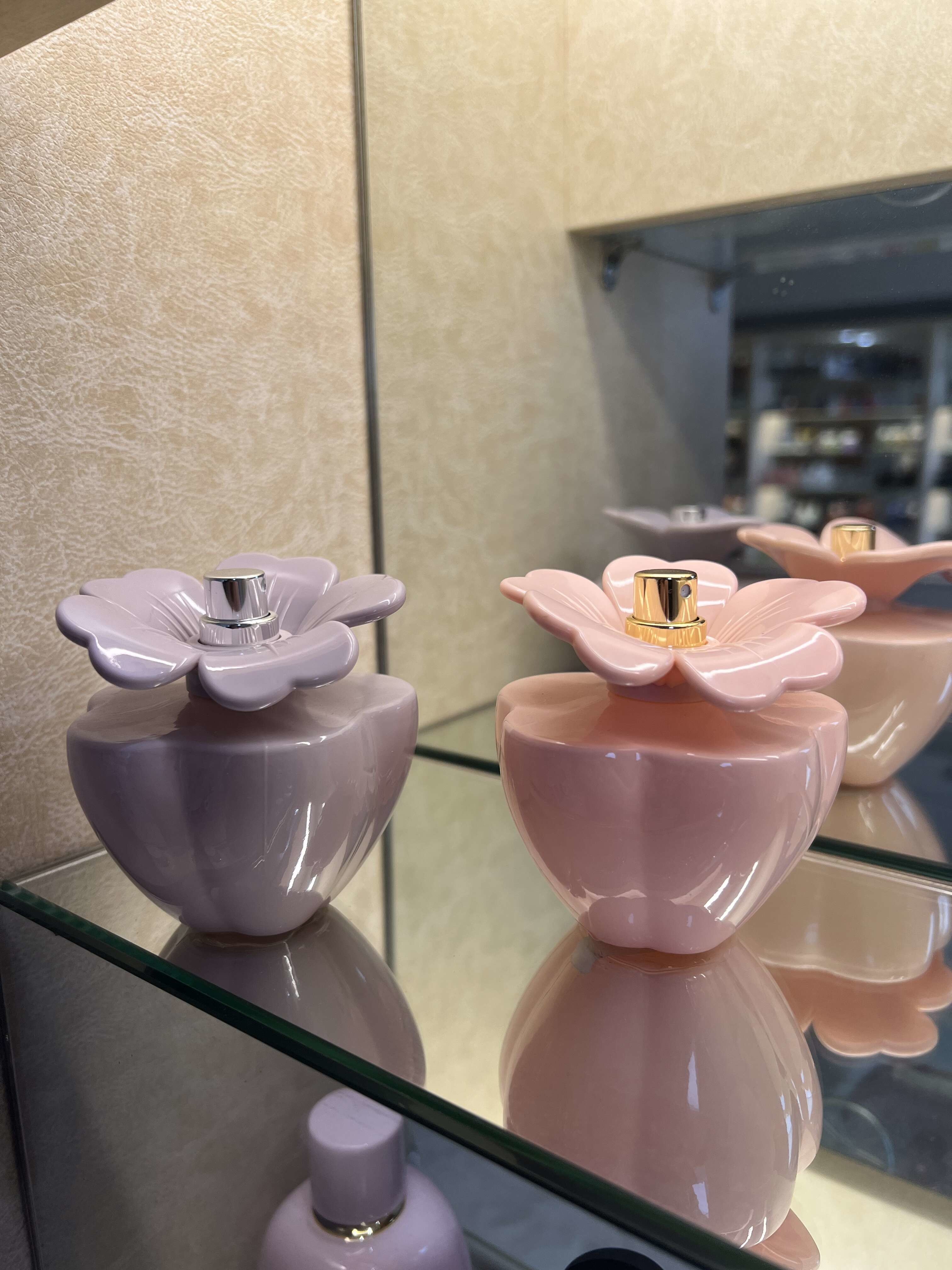 Customized 100ml Spray Perfume Bottle Oval Glossy Blue Bottle Flower Shaped Cap