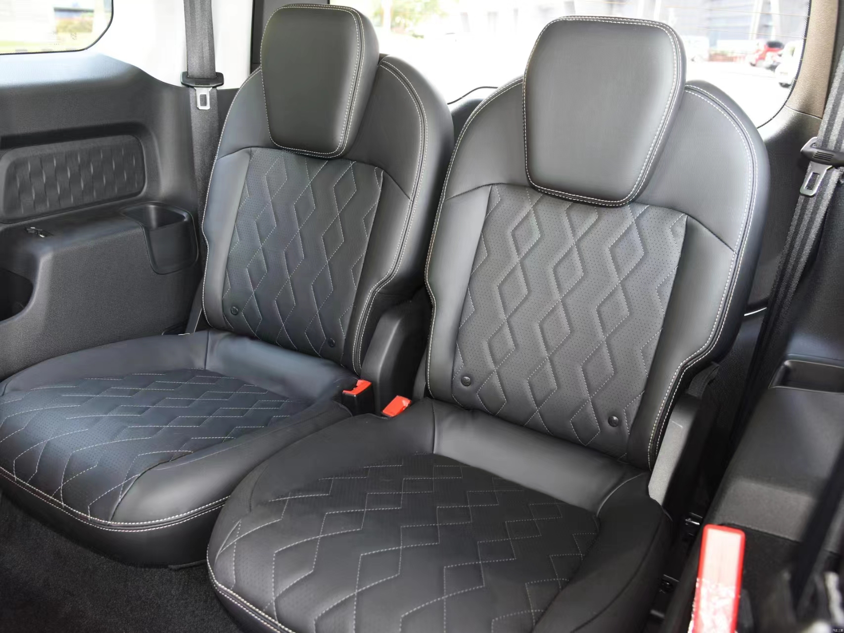 Baojun Kiwi EV Mini Electric Car 4-seater 3-door Body Structure 0.5 Hour Charging Time
