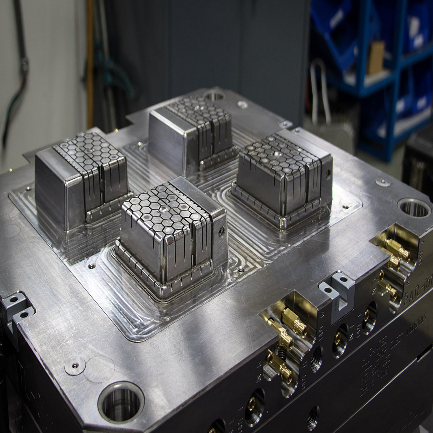 Polished Plastics Injection Mold With LKM Local Standard & PANTONE877 U