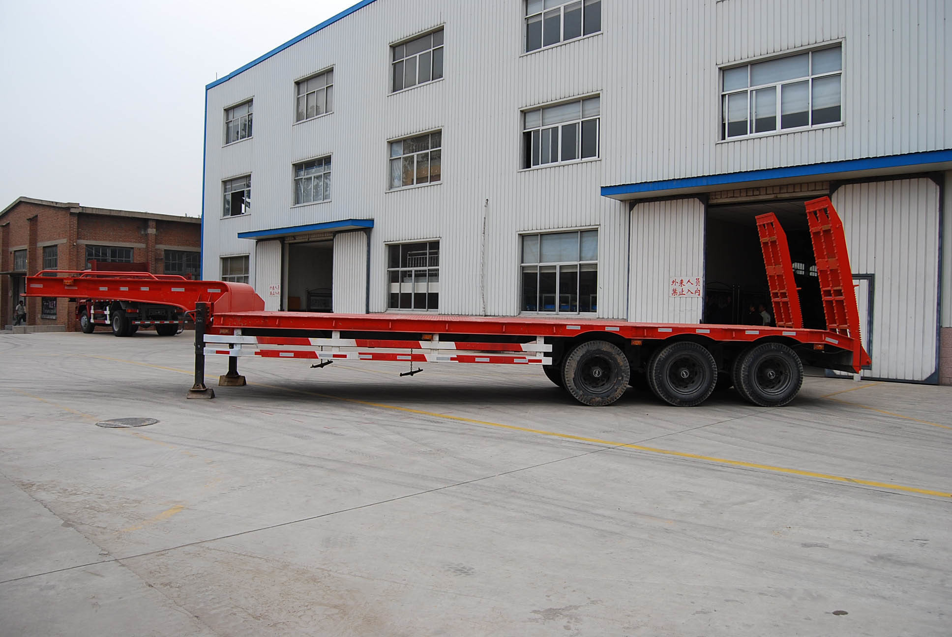 3 Axles 17m Hydraulic Flatbed Trailer For Loading Construction Machines