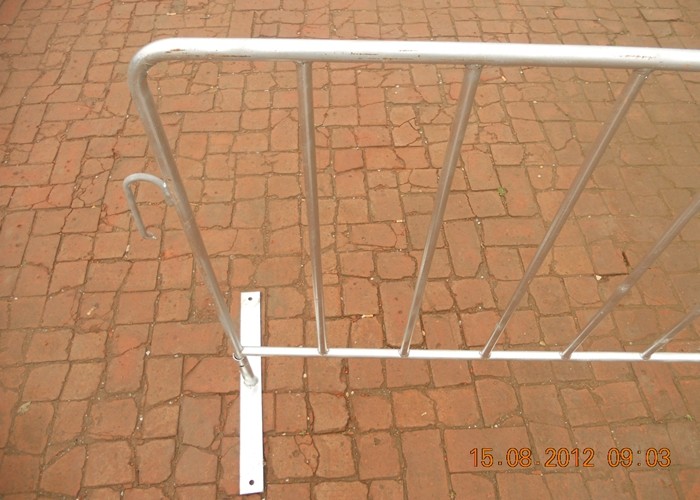 Hot Dipped Galvanized Crowd Control Barriers Silver Color With Bridge Type Foot