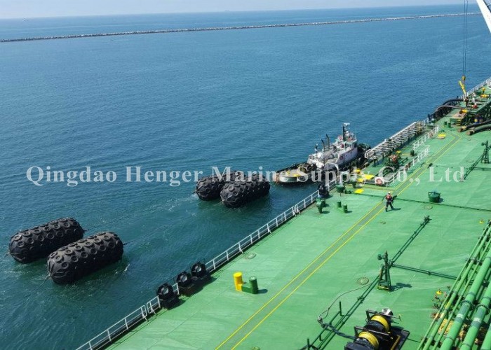 Long Lifespan Boat Mooring Fenders Marine Boat Fenders With Chain Black Color